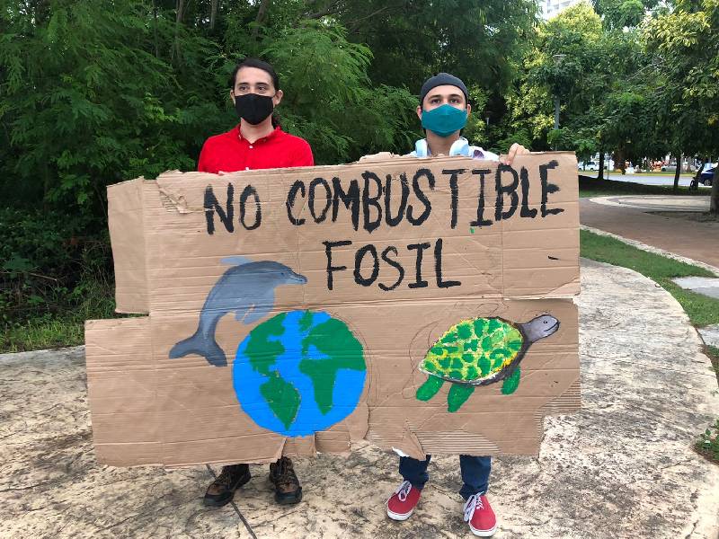 Marchan jóvenes por el clima