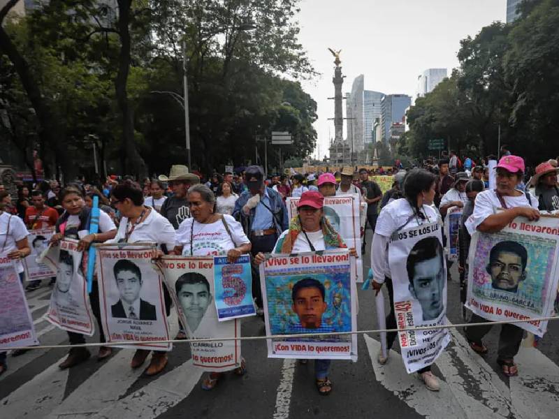Marchan padres de normalistas