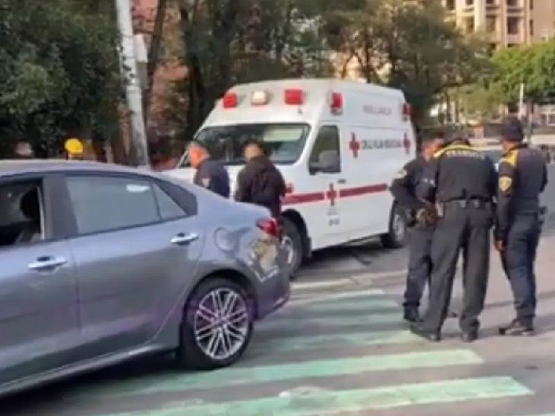 CDMX: Mujer atropella a policía de tránsito por no dejarla pasar