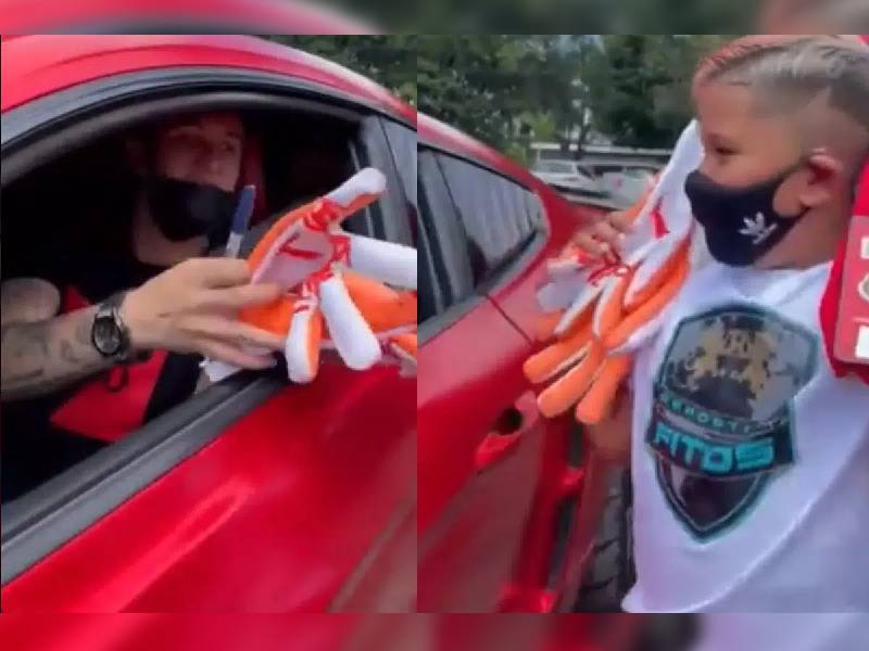 Video. Raúl Gudiño le da sus guantes a un pequeño: ¡regalo por regalo!
