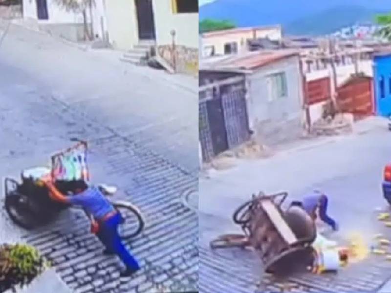 Video. Elotero se resbala, pierde su mercancía pero la gente se une para ayudarlo