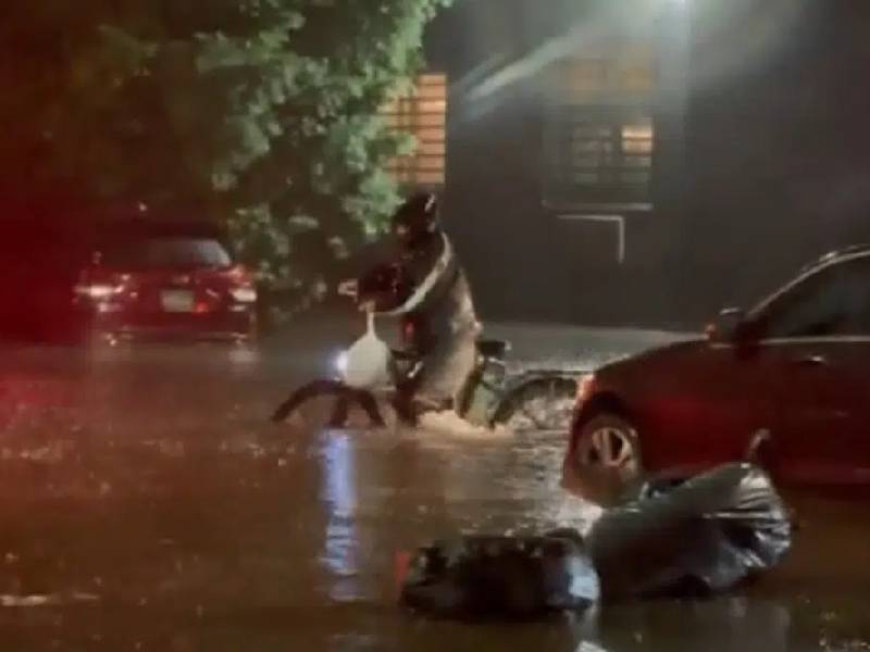 Video. Repartidor de comida de hace viral en NY; los buscan para darle una recompensa