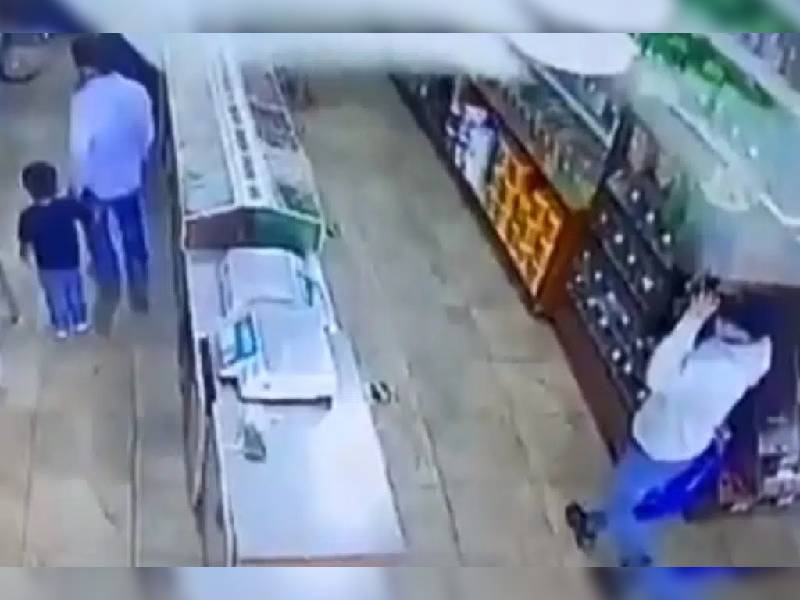 Video. Captan a mujer que habría intentado abordar un vuelo... En bikini