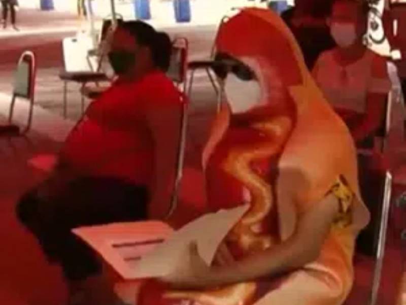 Joven acude vestido de ÔÇ£jochoÔÇØ a vacunarse y se vuelve la sensación