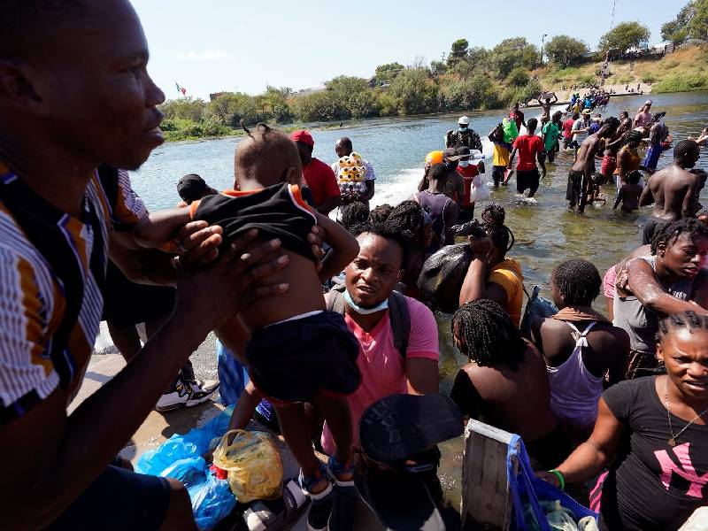 EU aumentará ¡vuelos de deportación! para migrantes varados en Texas