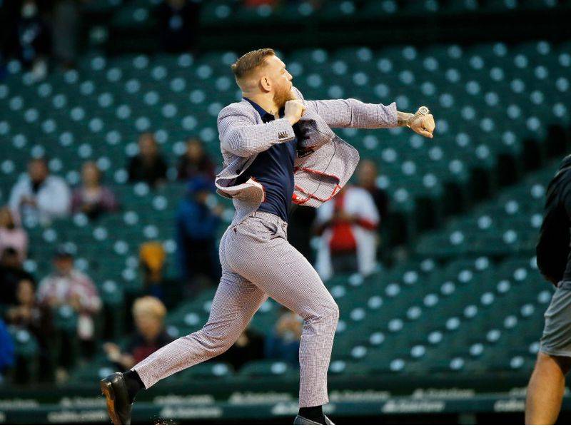 McGregor lanza primera pelota