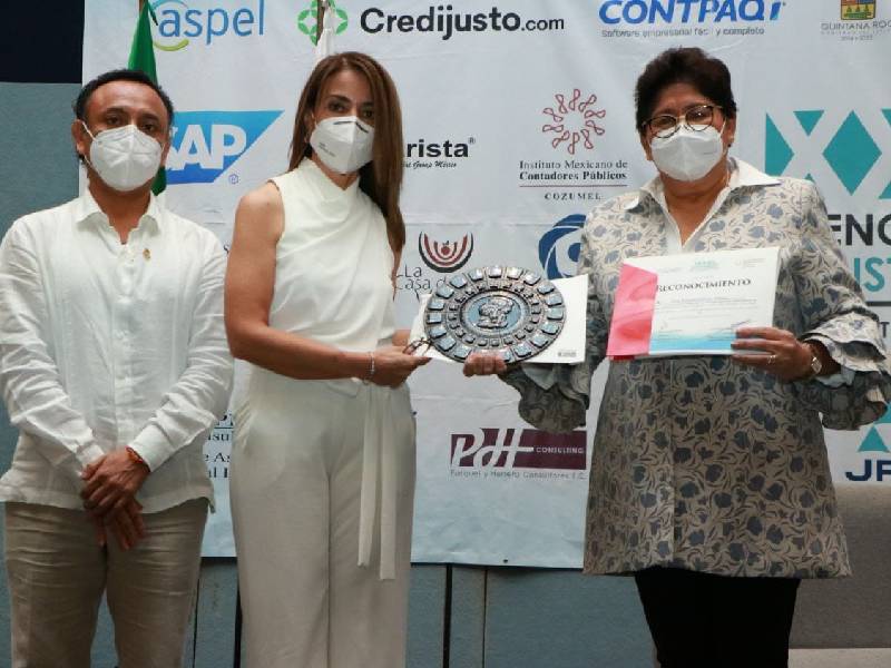 Presenta Yohanet Torres Muñoz la ponencia Transparencia, Objetivos y Logros