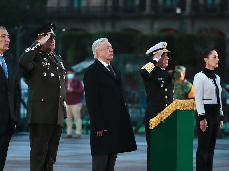 AMLO iza la bandera a media asta por las víctimas de los sismos de 1985 y 2017