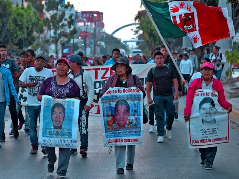 Padres de los 43 acusan avance mínimo en las investigaciones