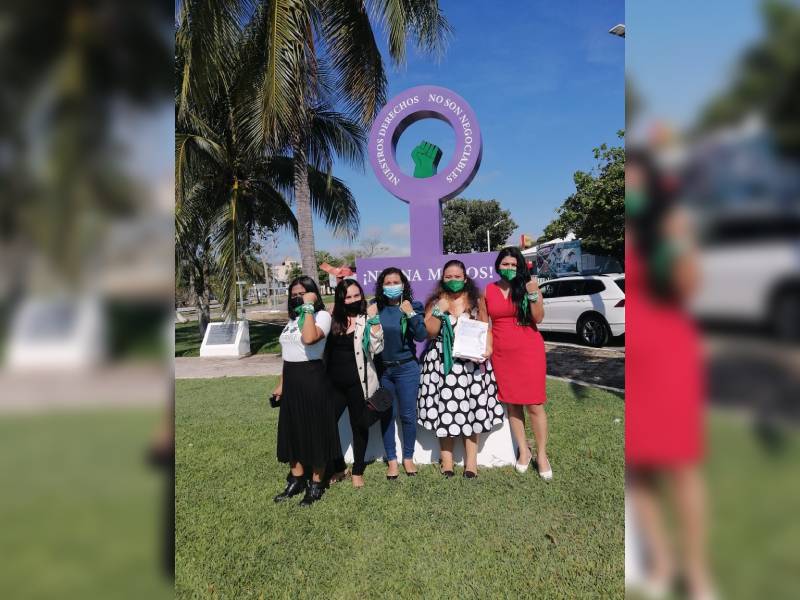 Ingresan feministas iniciativa para despenalizar el aborto Ricardo Hernández
