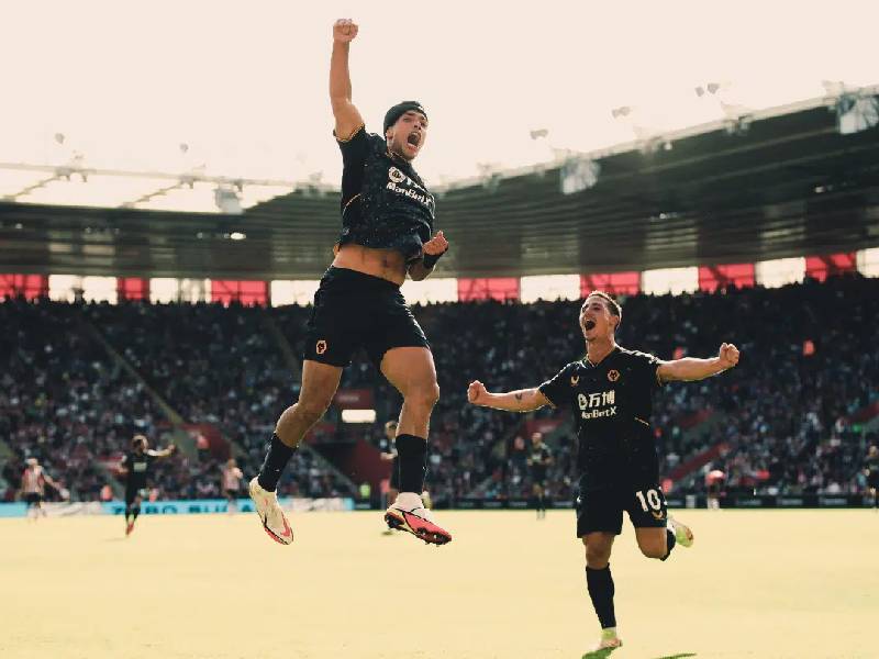 Raúl Jiménez celebra su primer gol tras fractura de cráneo