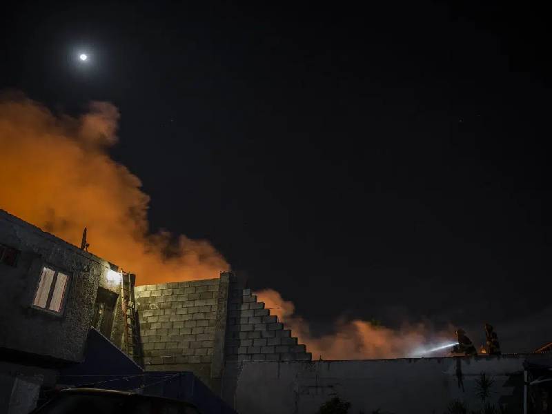 Joven deja celular cargando sobre la cama; provoca incendio en casa