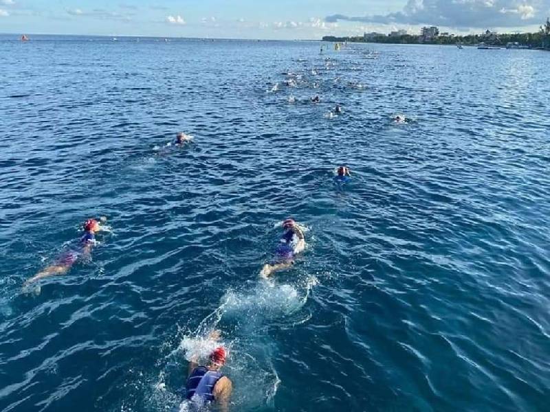 Mujer participa en un triatlón en Cozumel y fallece dentro del mar