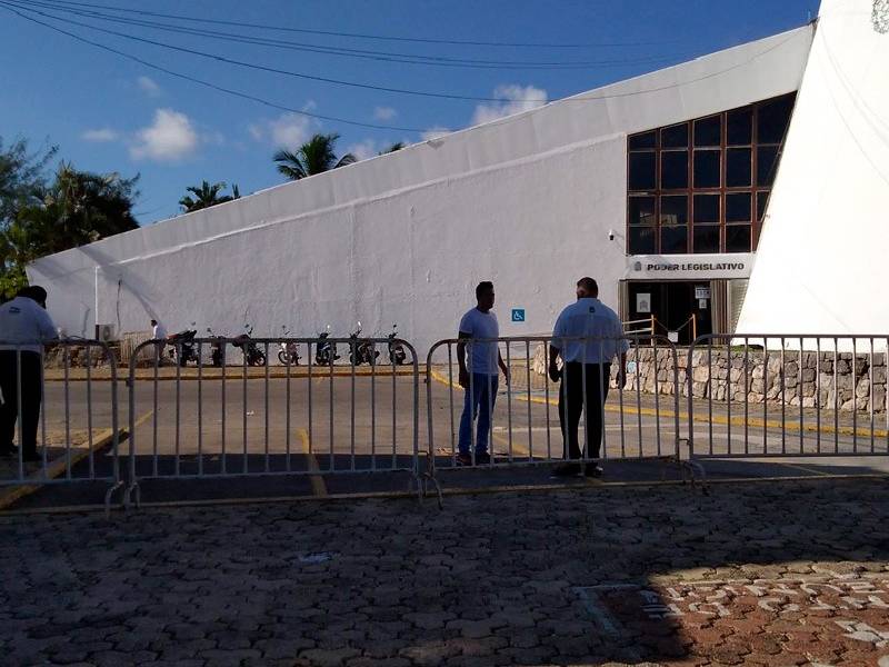 Congreso de Q.Roo "blinda" sus instalaciones en previsión de marcha "feminista"