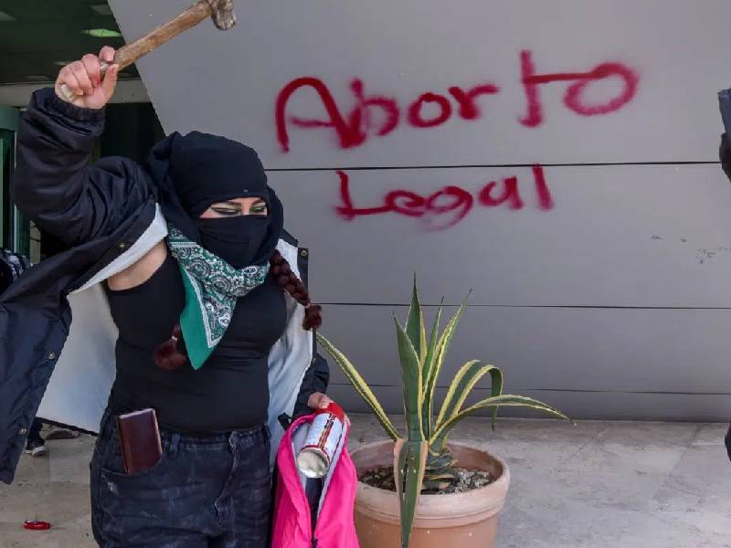 AMLO a feministas: ¿qué es eso de que lleven marros y golpeen?