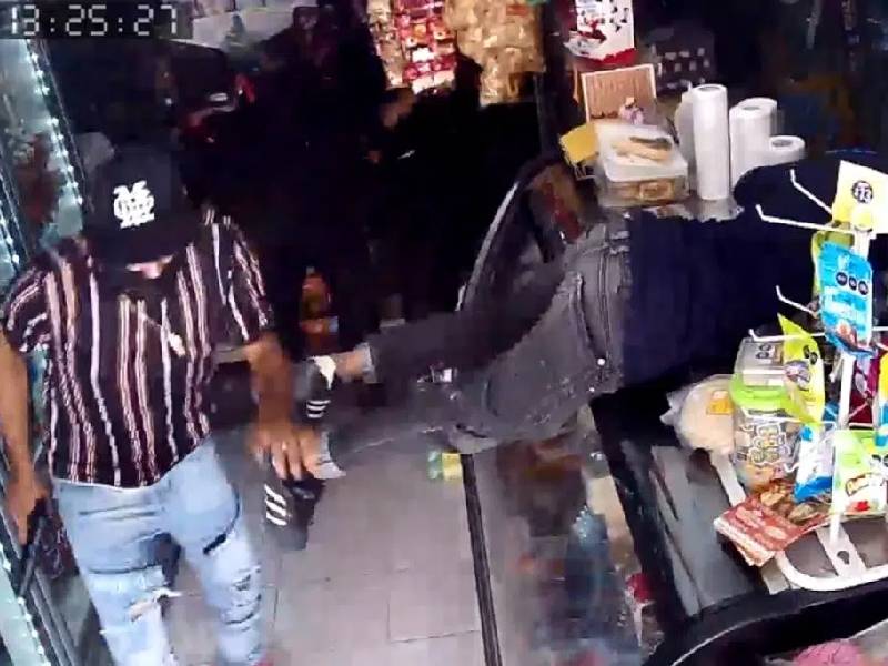 Video. Tendero ahuyenta a grupo de asaltantes lanzando mercancía
