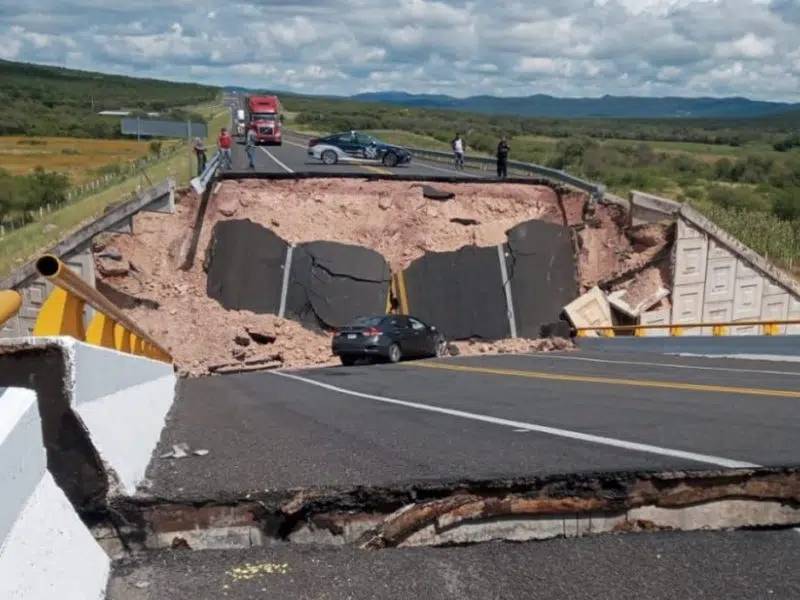Muere una persona por desplome de puente en carretera de SLP