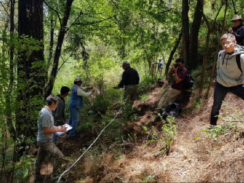 Hombre ebrio se une a brigada de búsqueda y descubre que a quién buscaban ¡es a él!