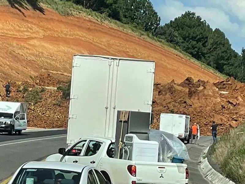 Reportan deslave en autopista Siglo XXI de Michoacán