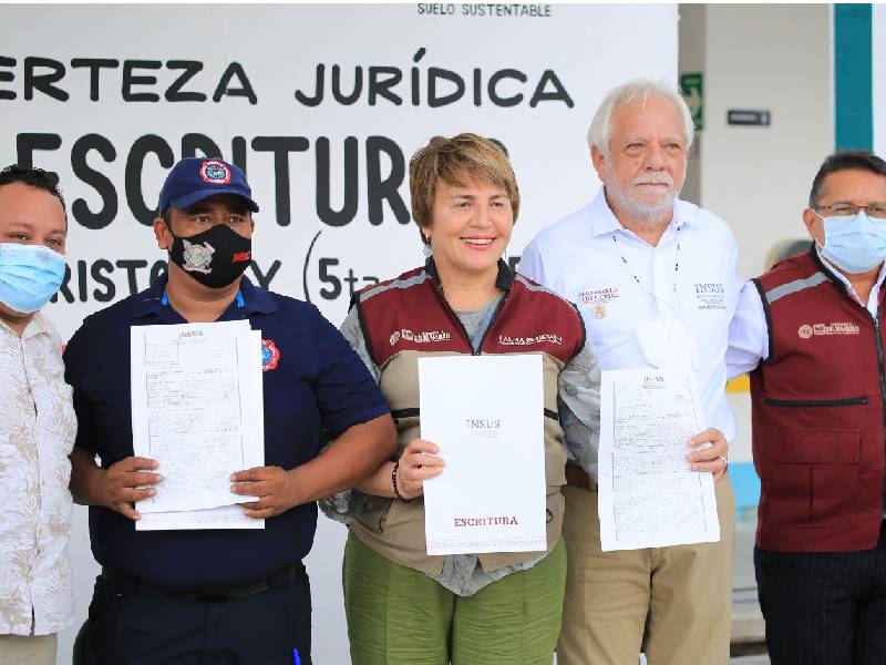 Beristain entrega escrituras