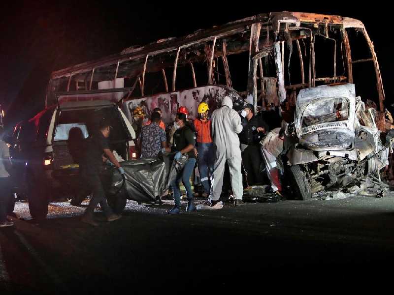 Fallecen dos normalistas de Ayotzinapa luego de choque de autobús