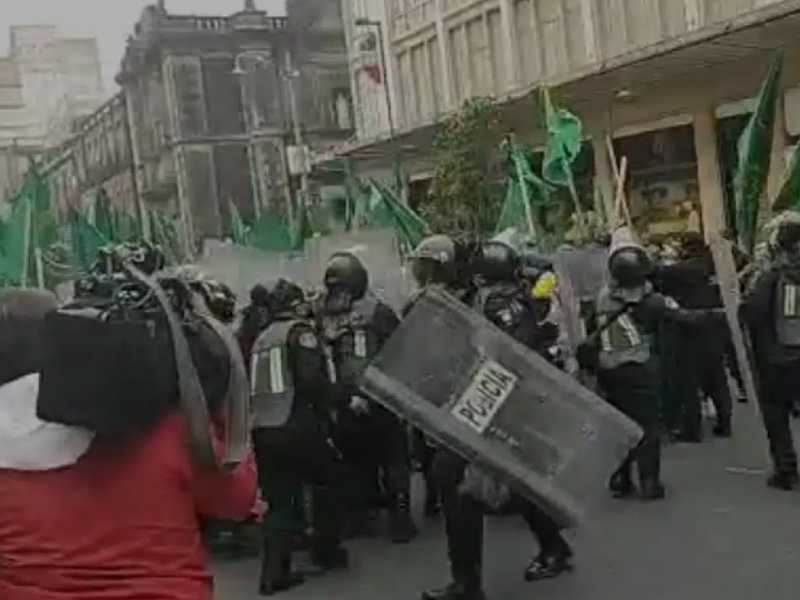 Integrantes de la UNTA y policías chocan en el Zócalo de la CDMX