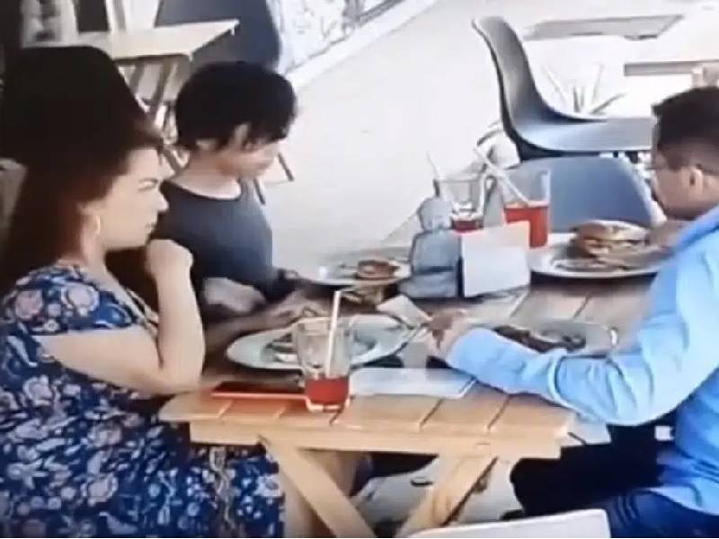 familia pone cabello a su comida