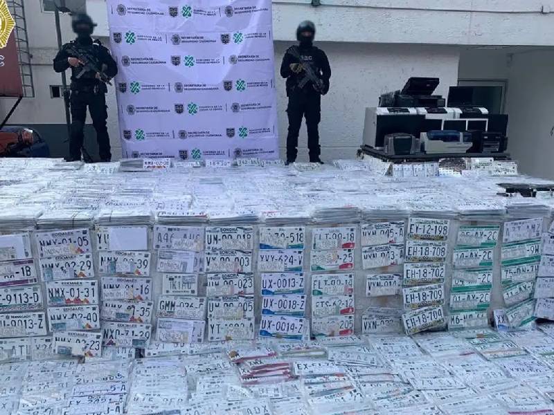 Vendían por "Face", entregaban en "Uber". Caen en CDMX falsificadores de placas