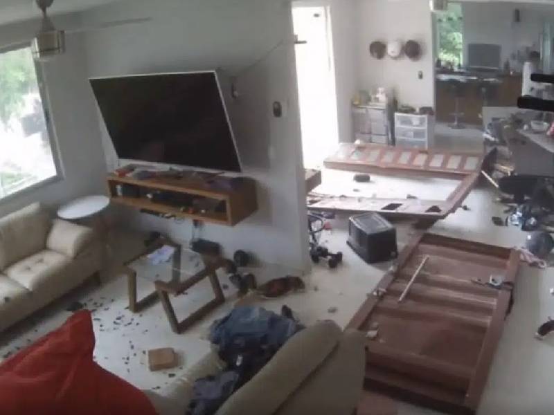 Video: ladrones estrellan camioneta contra una casa para entrar a robar