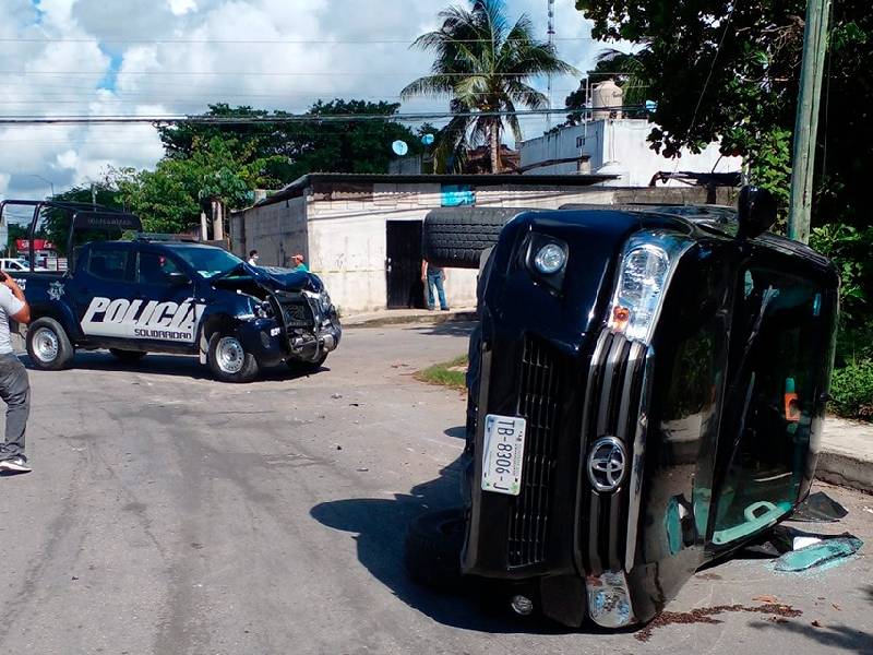 ¡Mujer con bebé a bordo se estrella contra patrulla de Playa del Carmen!