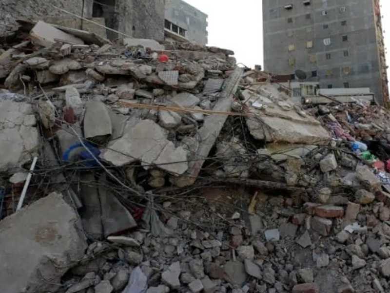 Rescatan a joven atrapado en escombros de una barda colapsada por las lluvias