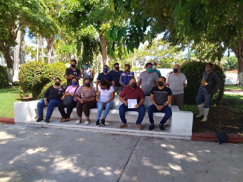 Trabajadores municipales piden les paguen