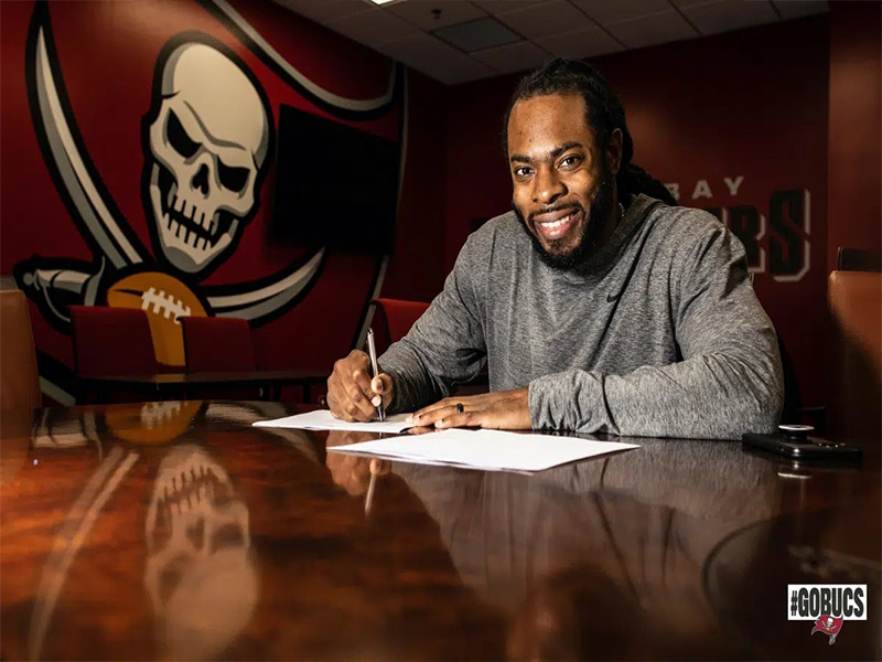 El polémico Richard Sherman llega a Buccaneers con contrato de un año
