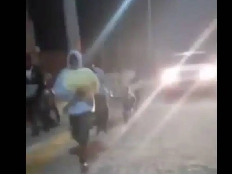 Habitantes de Guanajuato saturan carretera por reportes de ruptura en presa