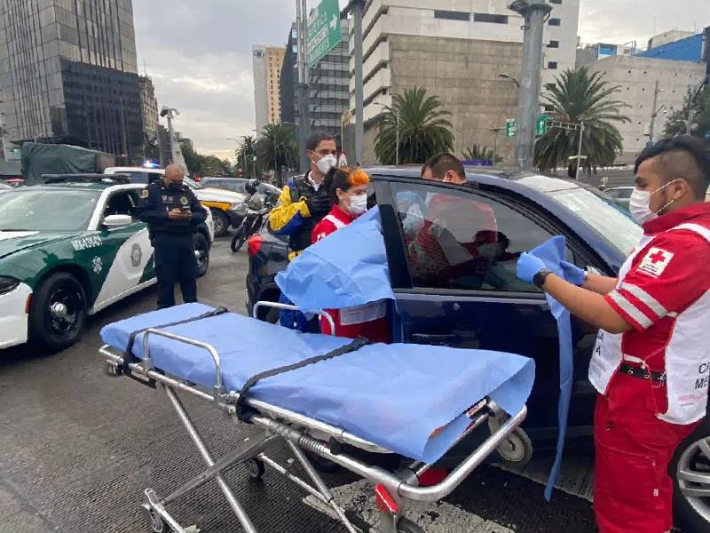 Embarazada da a luz en el interior de su vehículo en Paseo de la Reforma