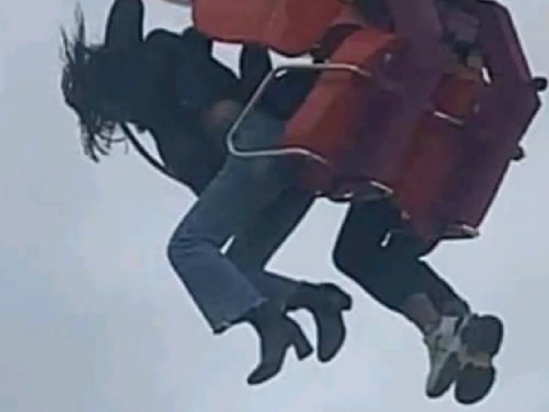 Video. Mujer se salva de salir "disparada" en juego mecánico en Puebla