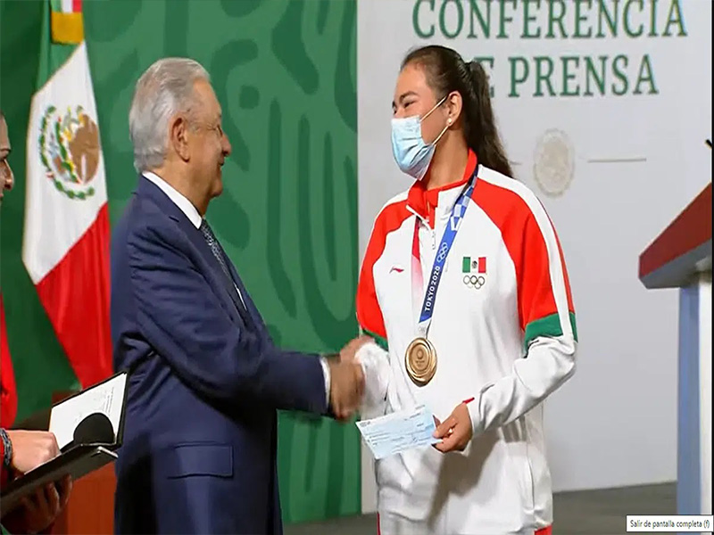 Entrega AMLO 110 millones de pesos a atletas olímpicos