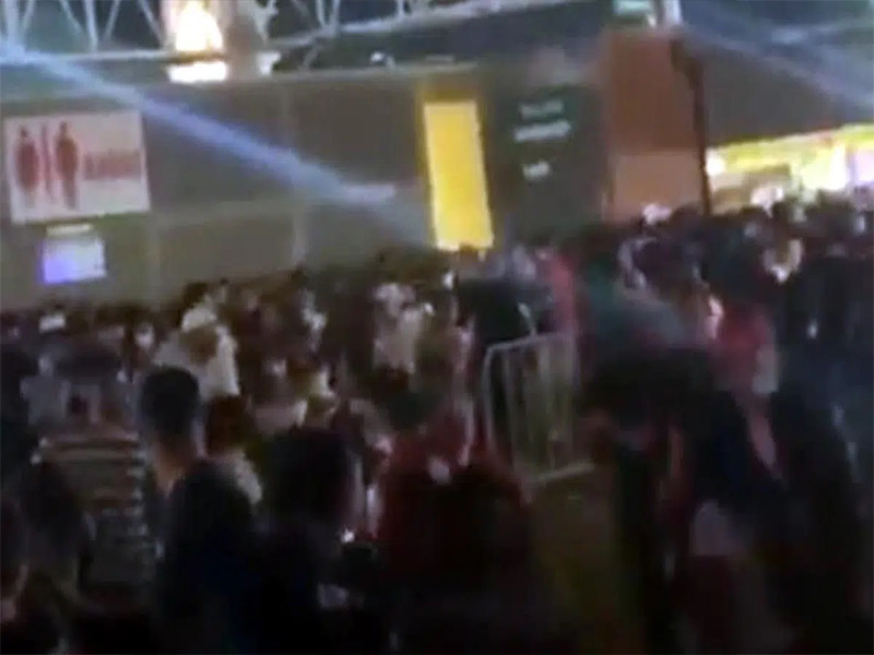 VIDEO: Baile desata riña y provoca estampida humana
