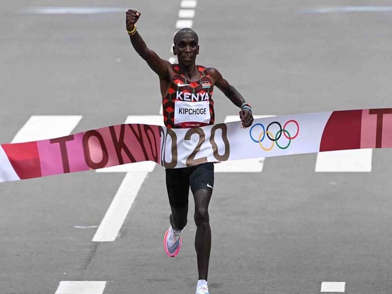 Eliud Kipchoge pone a prueba a corredores en 5K