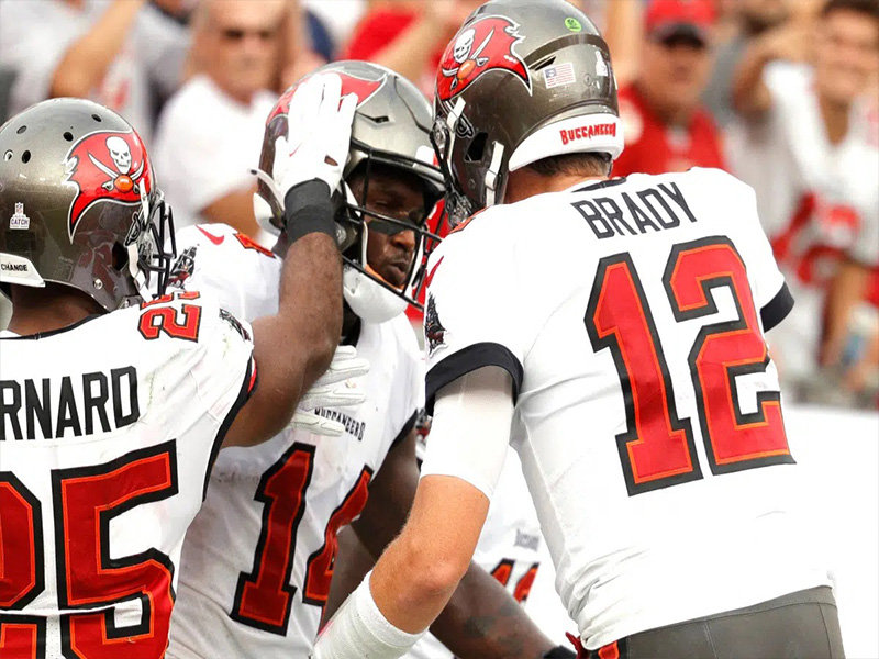 Parece que pasan los años, pero no por Tom Brady, quien con 44 años, cada semana que sale al emparrillado se convierte en una máquina de superar sus propios récords