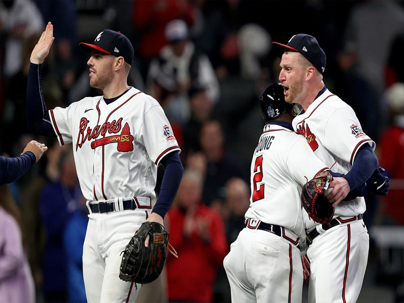 Swanson y Soler dan jonrones y los Bravos ganan 3-2 a los Astros