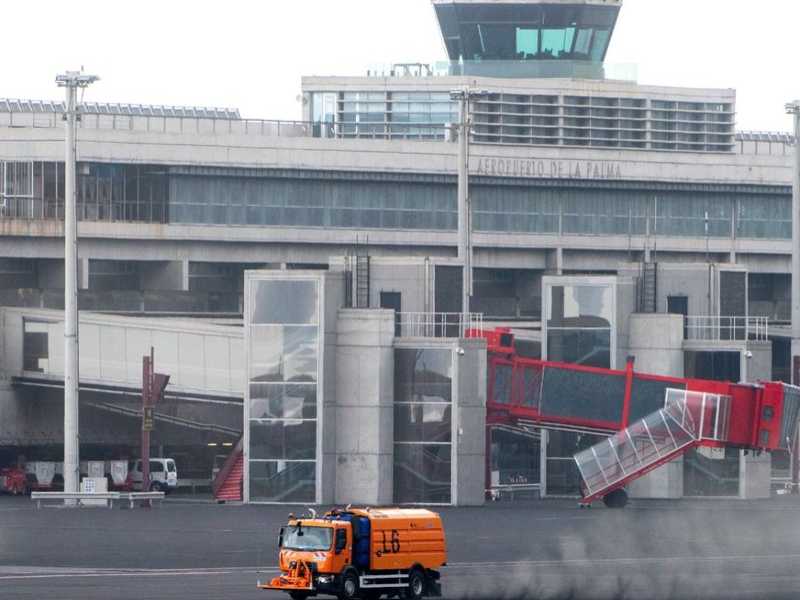 Cierra el aeropuerto de La Palma por cenizas del volcán Cumbre Vieja