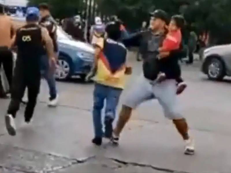 Video: Patea a aficionado del América e inicia riña con niño en brazos