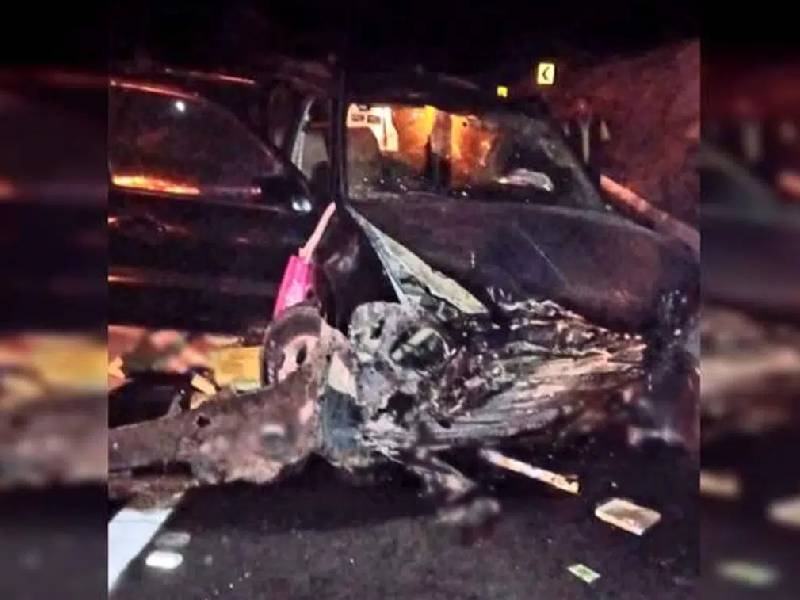 Aparatoso choque en carretera de Michoacán deja 1 muerto y 4 heridos