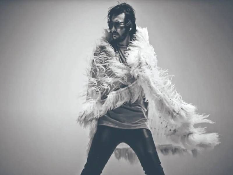 Beto Cuevas promociona su nuevo sencillo ¡Digan lo que digan!, del cantante Raphael