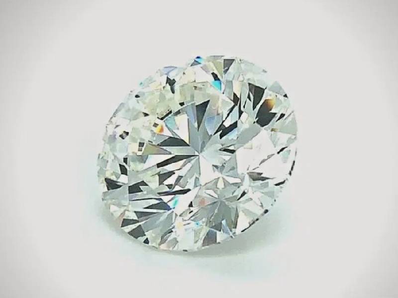 Increíble, Mujer confunde diamante de 50 millones de pesos por chuchería