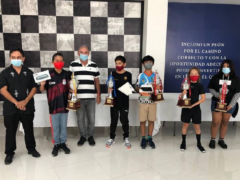 Niño de 10 años gana estatal de ajedrez