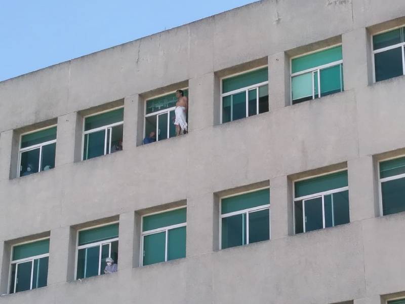 Fotos. Paciente de hospital en área Covid intenta quitarse la vida