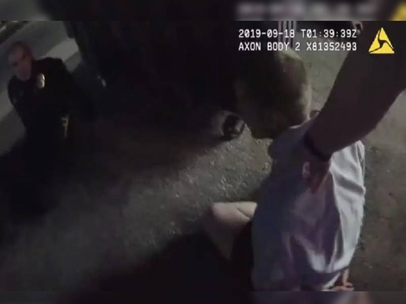 Video. Policías electrocutan a hombre que no los obedecíaÔÇª ¡era sordo!