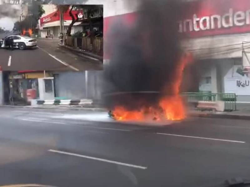 Vehículo se incendia
